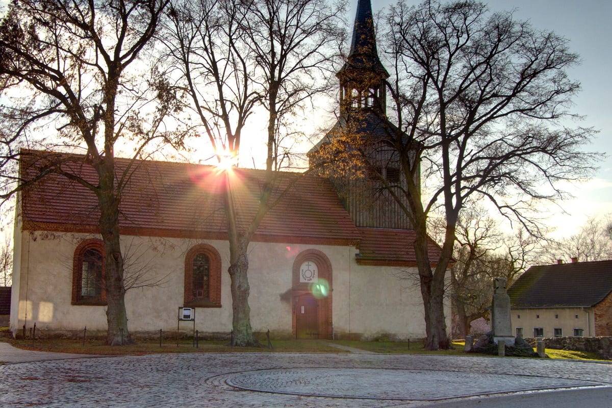 Kirche in Mescherin (Landkreis Uckermark, Brandenburg), mit Denkmal.