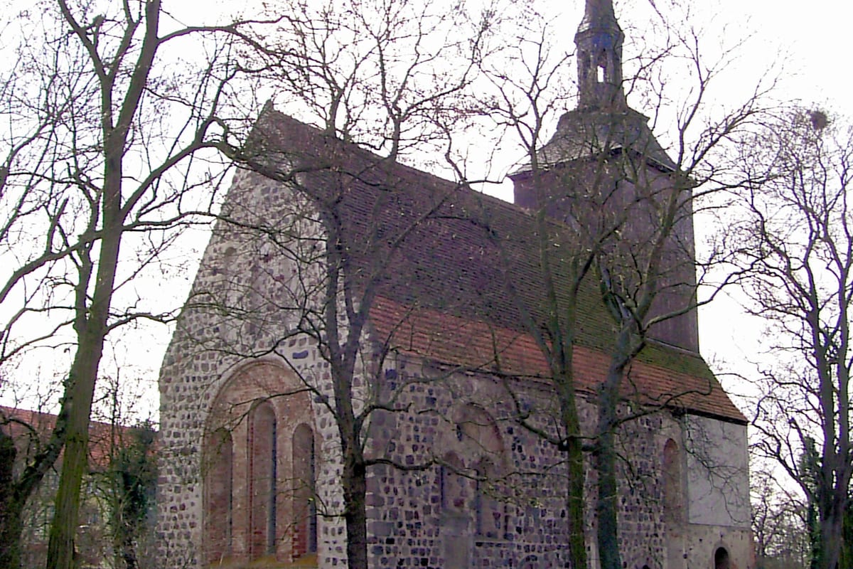 Nordwestseite der Dorfkirche in Passow