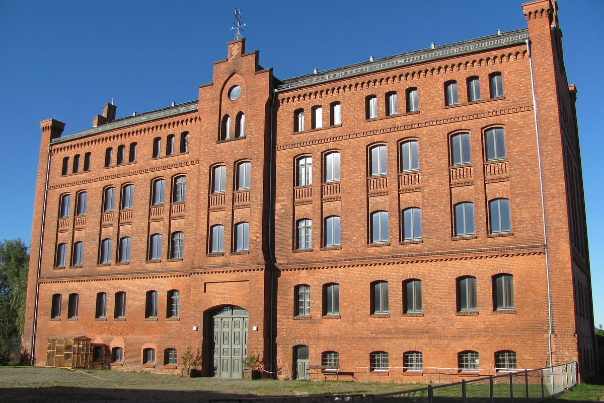 Ehemalige Tabakfabrik, bestehend aus Tabakspeicher (Foto), Villa, Arbeiterwohnhaus; Schwedt, Denkmalliste Nr. 53